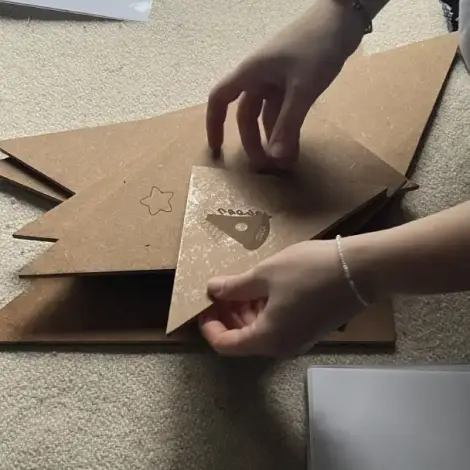 persona jugando con tangram xxl