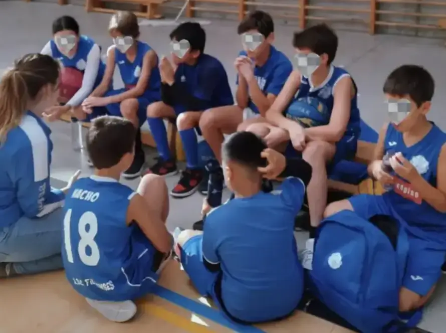 niños en grupo de baloncesto