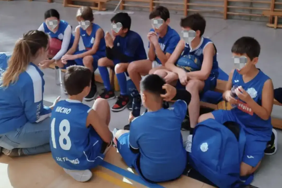 niños en grupo de baloncesto